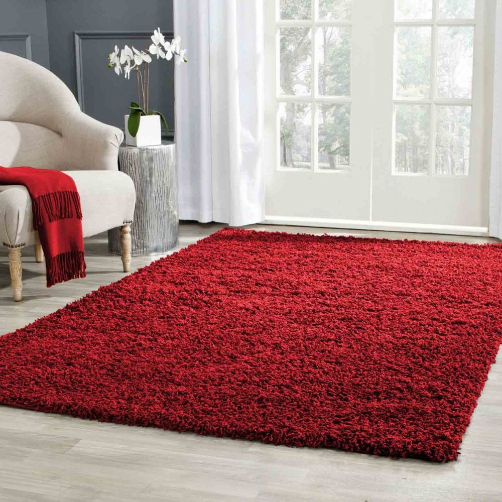 فرش قرمز و مبل سفید