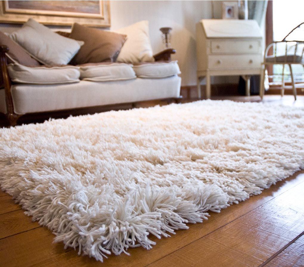فرش سفید با مبل سفید در خانه