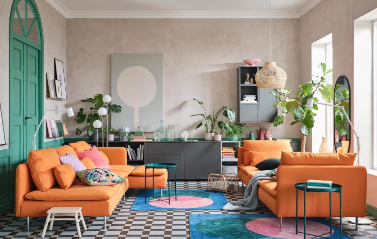 مبل نارنجی، فرش رنگارنگ در بخش پذیرایی یک خانه