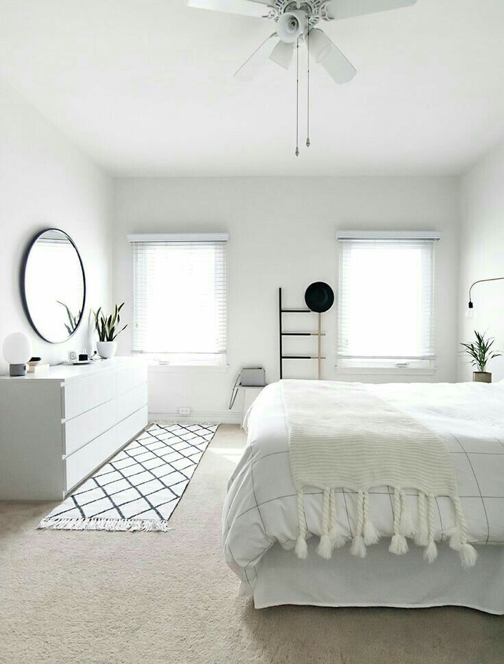 فرش کوچک سفید، تخت با روکش سفید در دکوراسیون منزل با فرش سفید