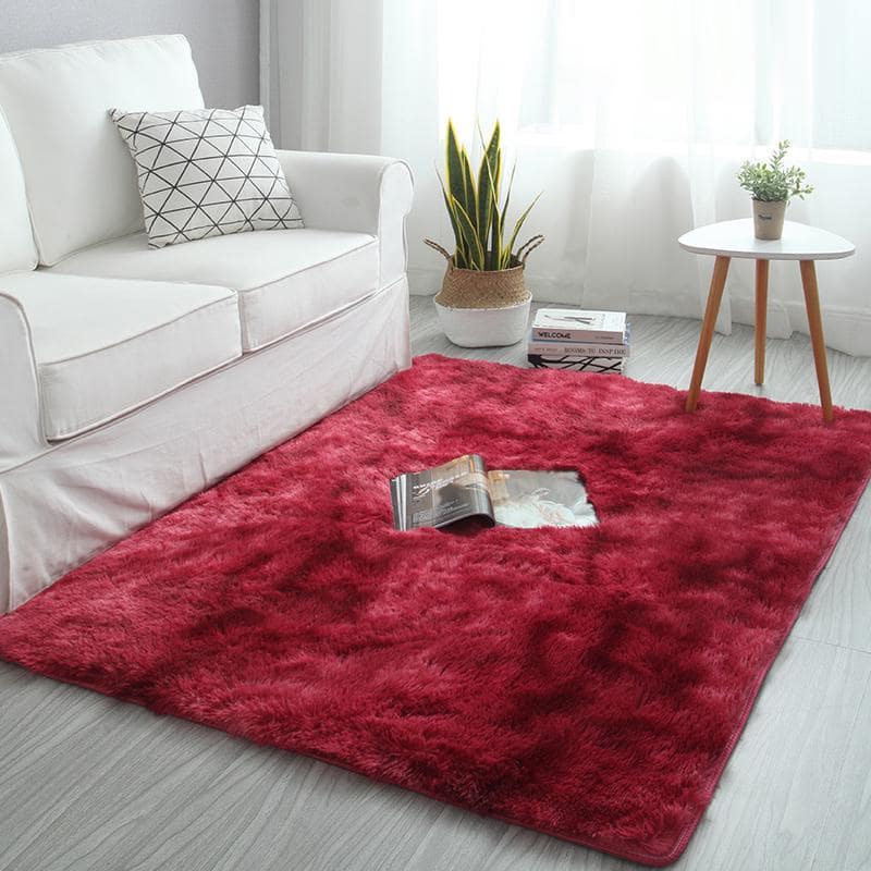 فرش قرمز وسط اتاق خاکستری با مبل سفید